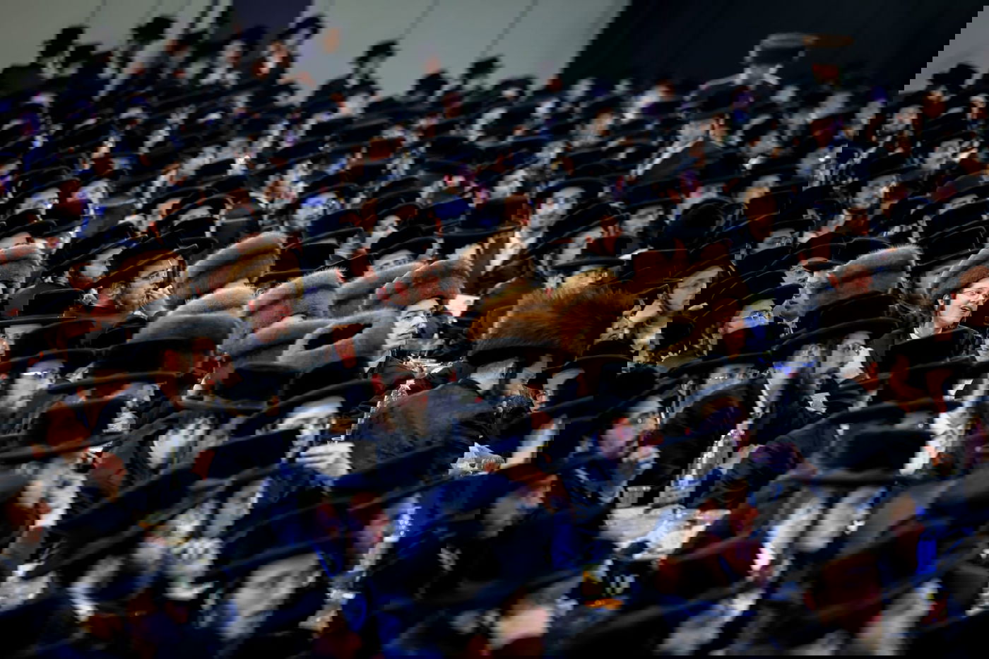 ליד שדה התעופה: אלפי בחורי ויז'ניץ חגגו שבע ברכות לנכדת האדמו"ר