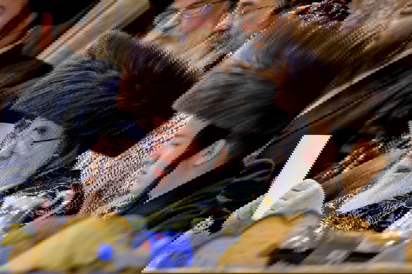 ליד שדה התעופה: אלפי בחורי ויז'ניץ חגגו שבע ברכות לנכדת האדמו"ר