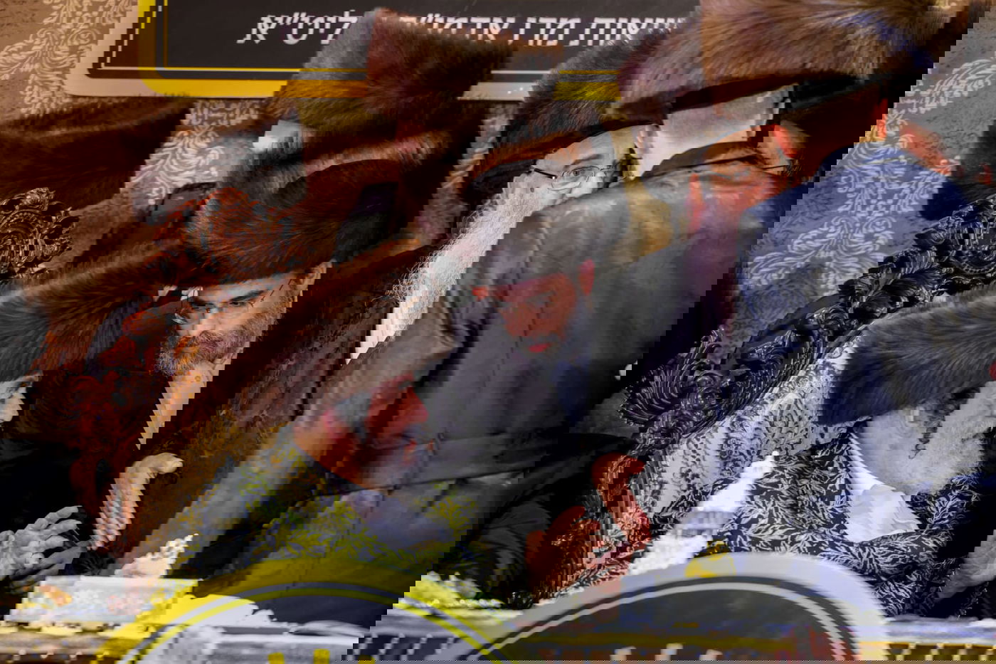 ליד שדה התעופה: אלפי בחורי ויז'ניץ חגגו שבע ברכות לנכדת האדמו"ר