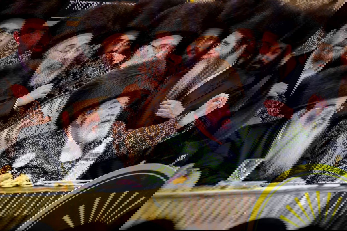 ליד שדה התעופה: אלפי בחורי ויז'ניץ חגגו שבע ברכות לנכדת האדמו"ר