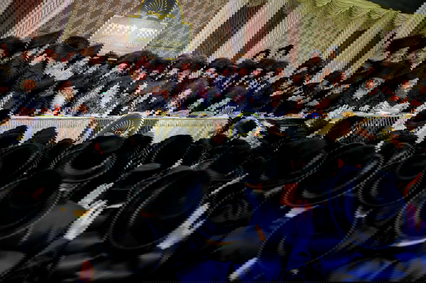 ליד שדה התעופה: אלפי בחורי ויז'ניץ חגגו שבע ברכות לנכדת האדמו"ר