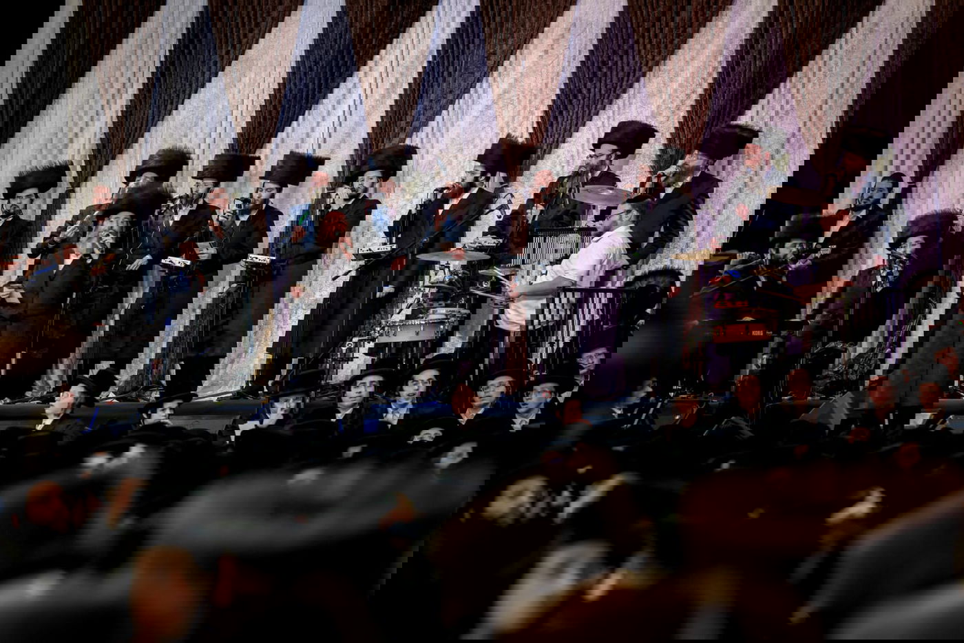 ליד שדה התעופה: אלפי בחורי ויז'ניץ חגגו שבע ברכות לנכדת האדמו"ר