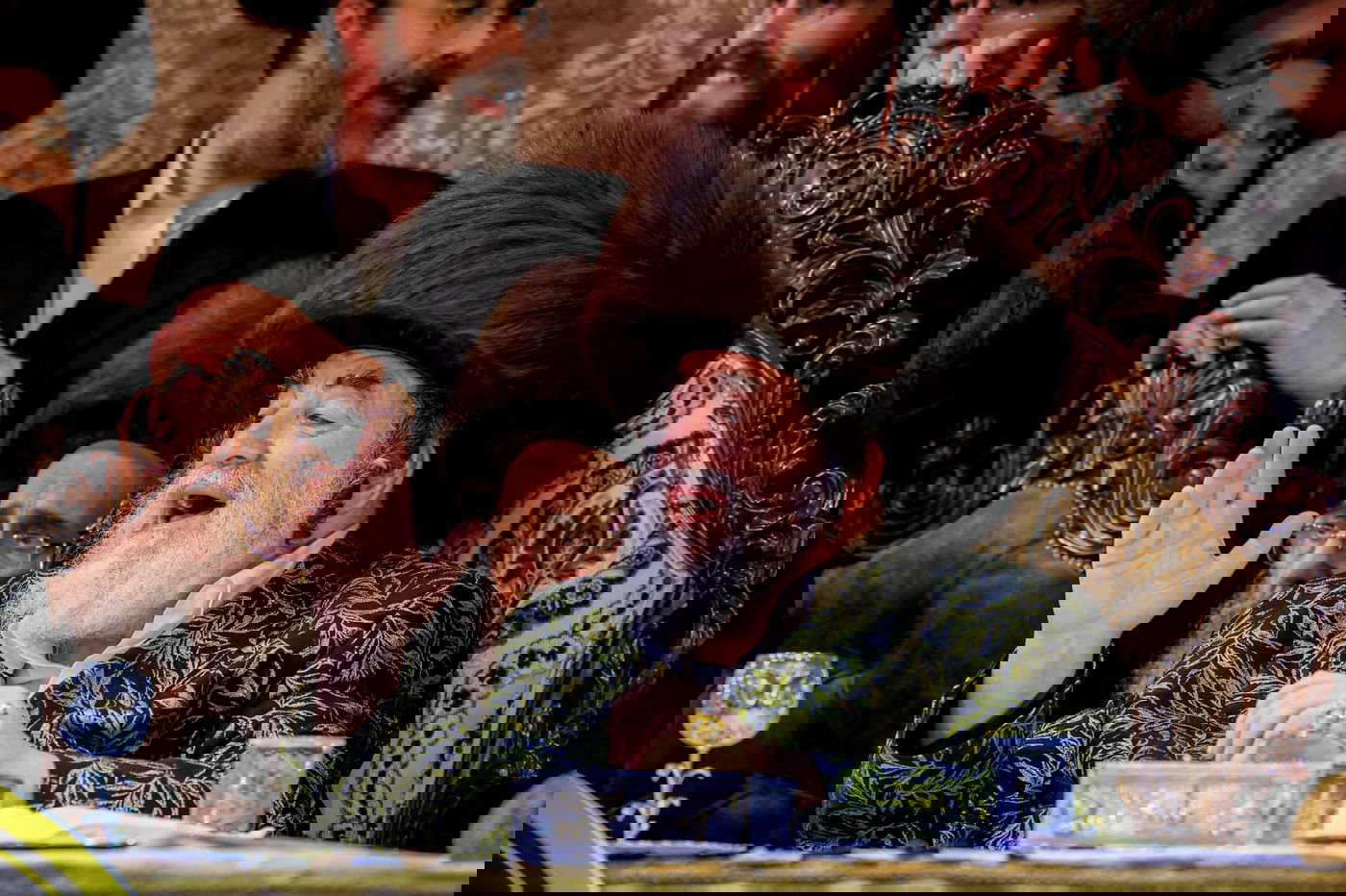 ליד שדה התעופה: אלפי בחורי ויז'ניץ חגגו שבע ברכות לנכדת האדמו"ר