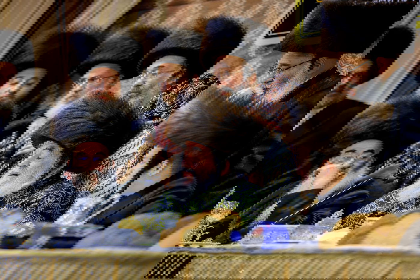 ליד שדה התעופה: אלפי בחורי ויז'ניץ חגגו שבע ברכות לנכדת האדמו"ר