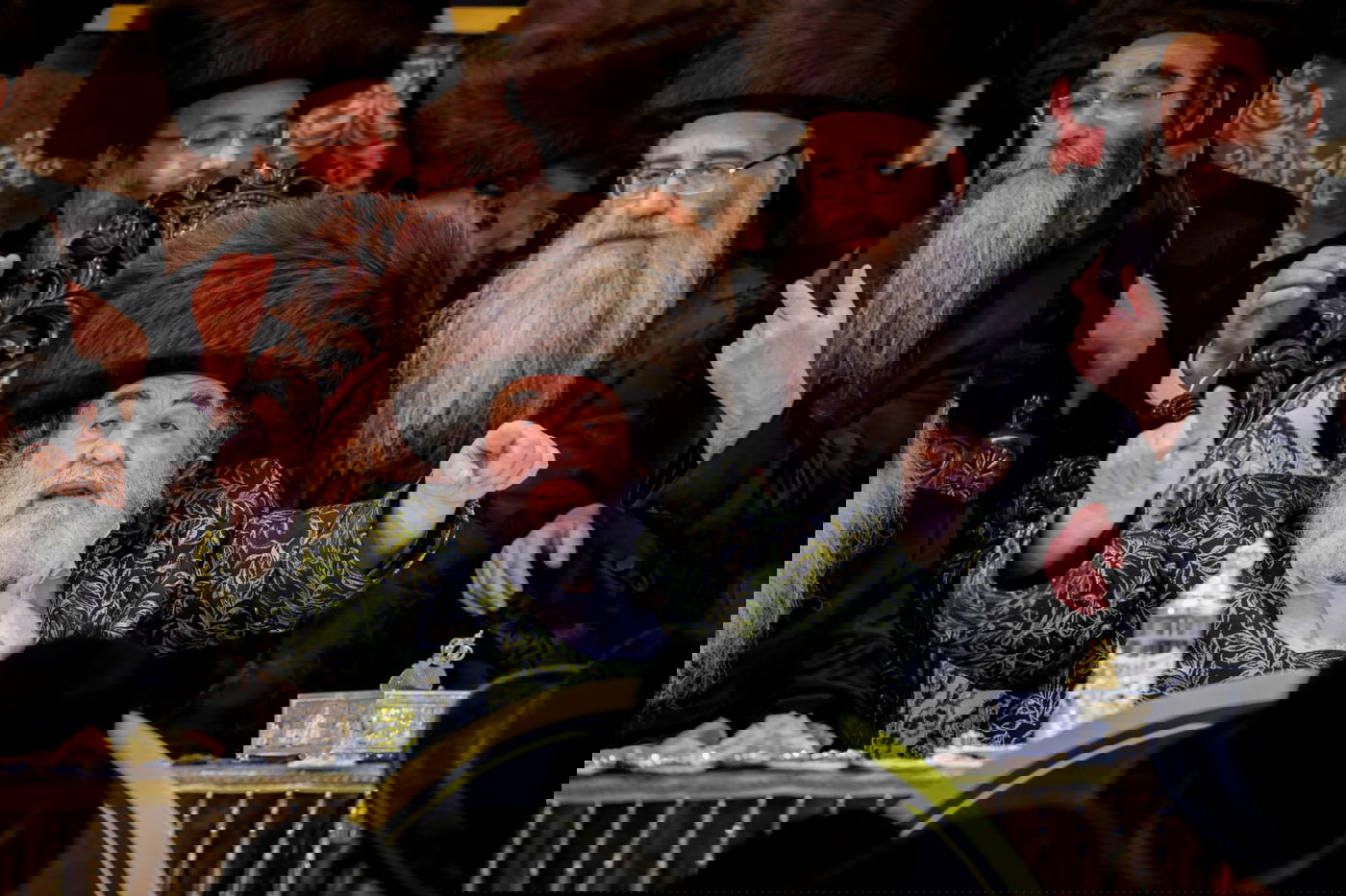 ליד שדה התעופה: אלפי בחורי ויז'ניץ חגגו שבע ברכות לנכדת האדמו"ר