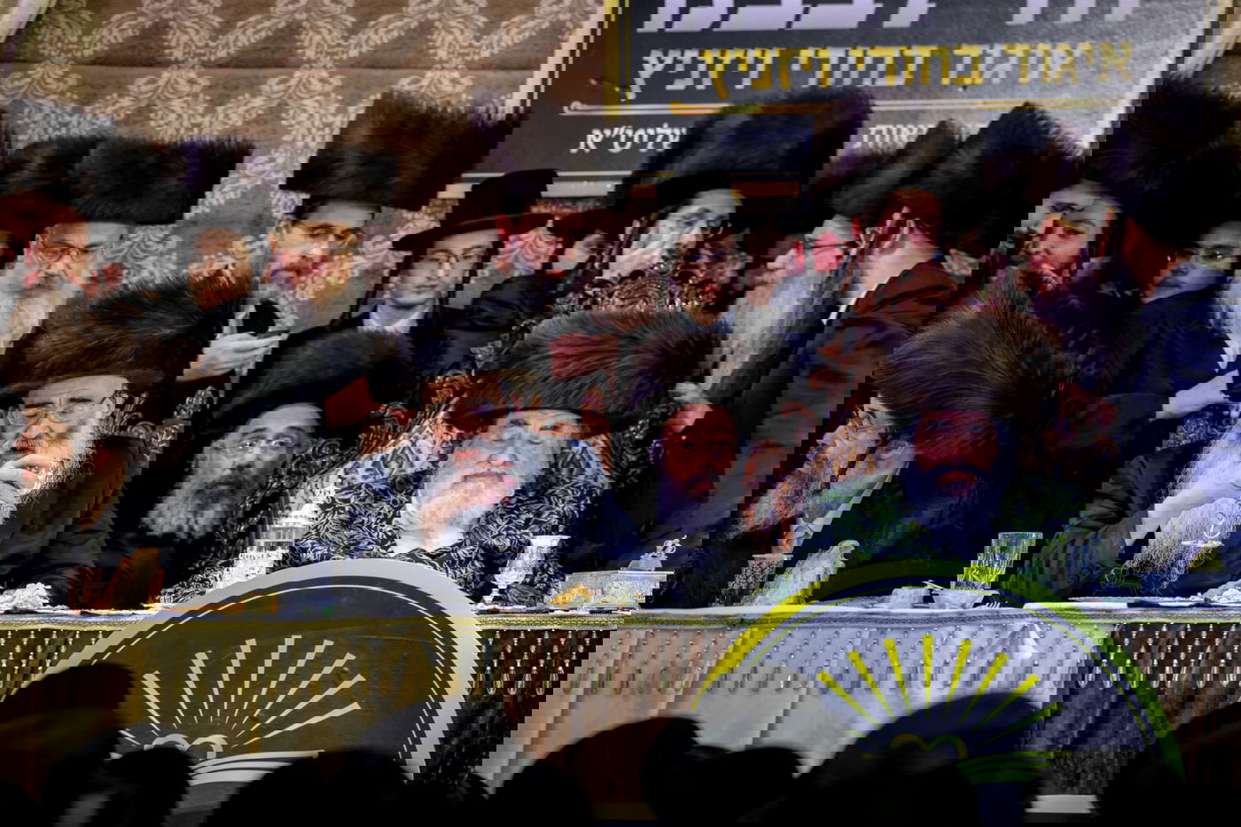 ליד שדה התעופה: אלפי בחורי ויז'ניץ חגגו שבע ברכות לנכדת האדמו"ר