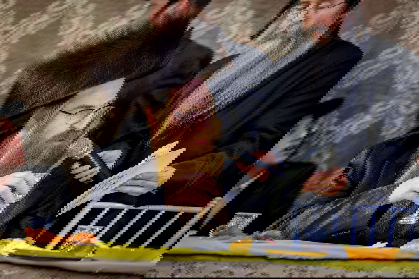 ליד שדה התעופה: אלפי בחורי ויז'ניץ חגגו שבע ברכות לנכדת האדמו"ר