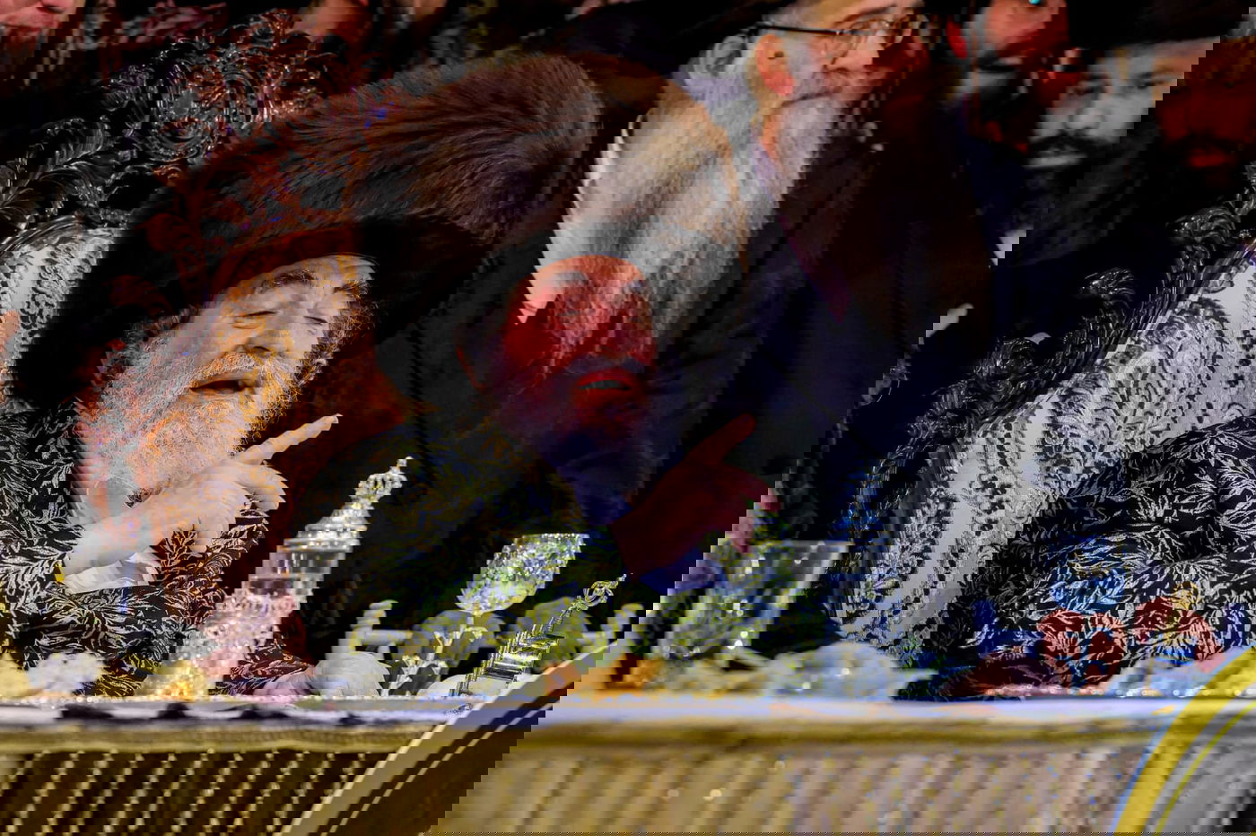 ליד שדה התעופה: אלפי בחורי ויז'ניץ חגגו שבע ברכות לנכדת האדמו"ר