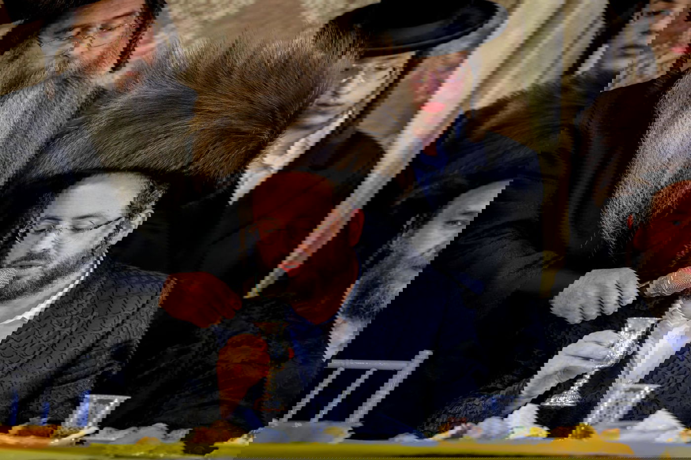 ליד שדה התעופה: אלפי בחורי ויז'ניץ חגגו שבע ברכות לנכדת האדמו"ר