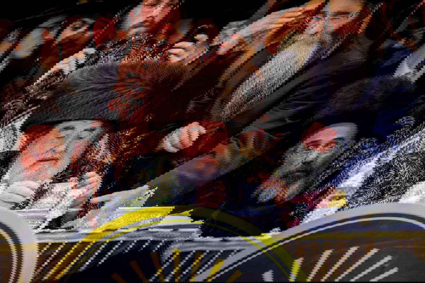 ליד שדה התעופה: אלפי בחורי ויז'ניץ חגגו שבע ברכות לנכדת האדמו"ר