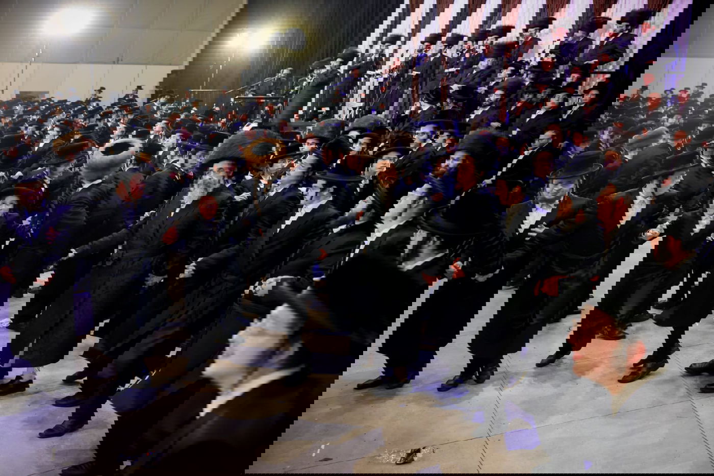 ליד שדה התעופה: אלפי בחורי ויז'ניץ חגגו שבע ברכות לנכדת האדמו"ר