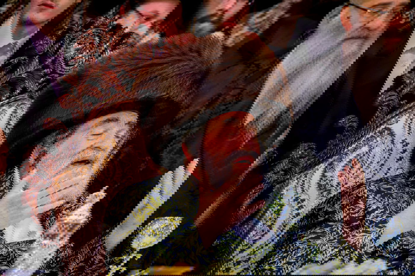 ליד שדה התעופה: אלפי בחורי ויז'ניץ חגגו שבע ברכות לנכדת האדמו"ר