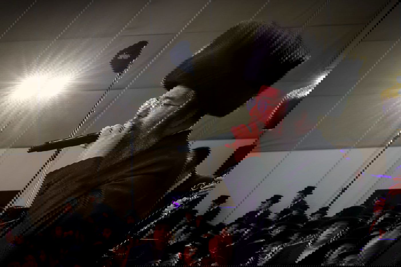 ליד שדה התעופה: אלפי בחורי ויז'ניץ חגגו שבע ברכות לנכדת האדמו"ר