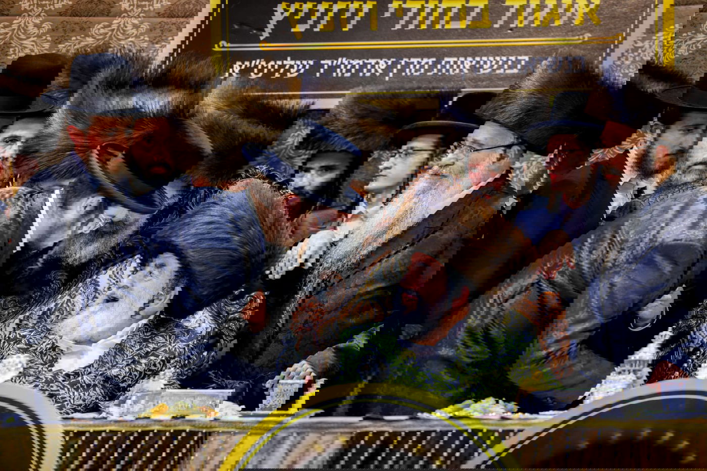 ליד שדה התעופה: אלפי בחורי ויז'ניץ חגגו שבע ברכות לנכדת האדמו"ר