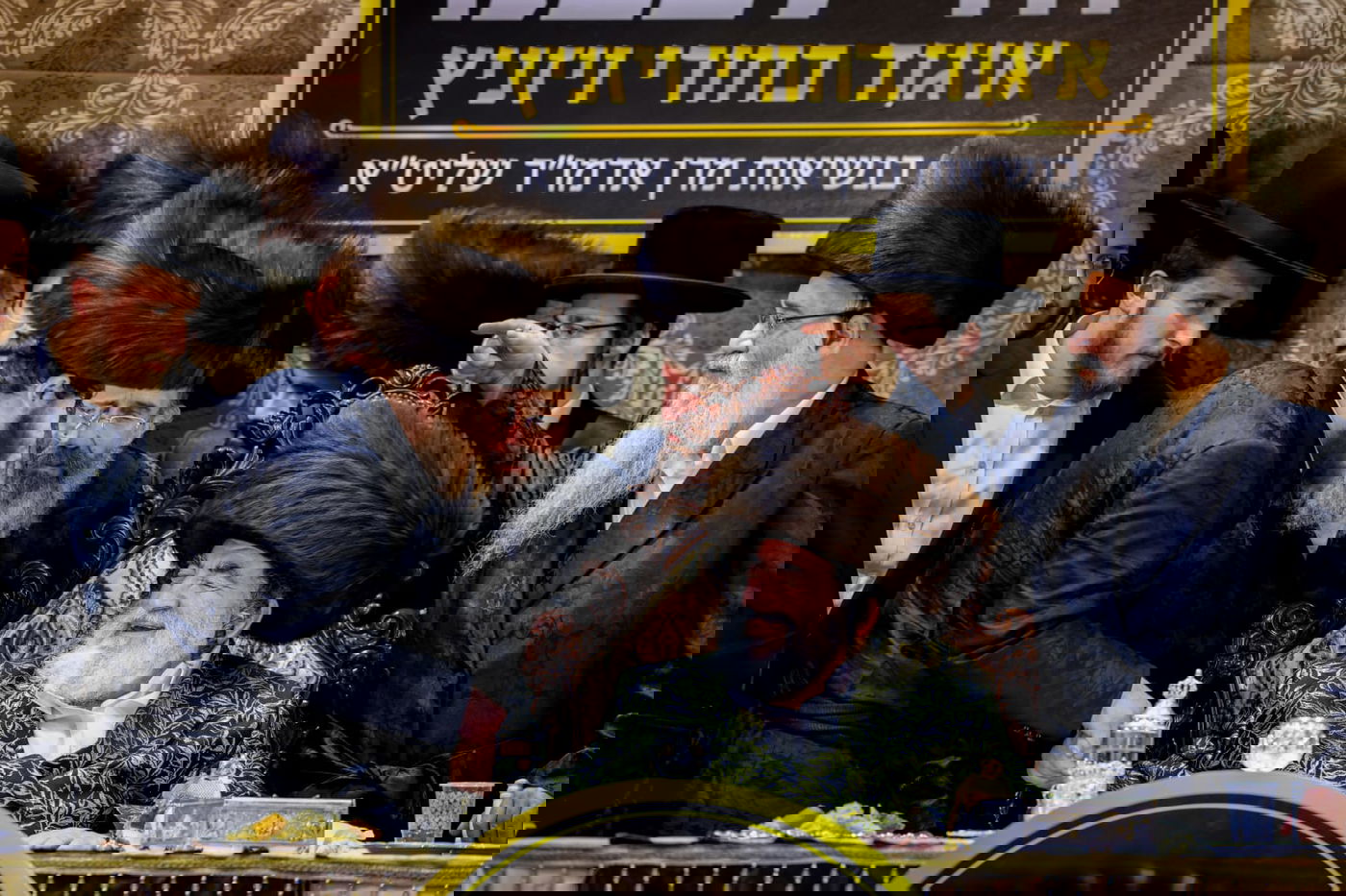 ליד שדה התעופה: אלפי בחורי ויז'ניץ חגגו שבע ברכות לנכדת האדמו"ר