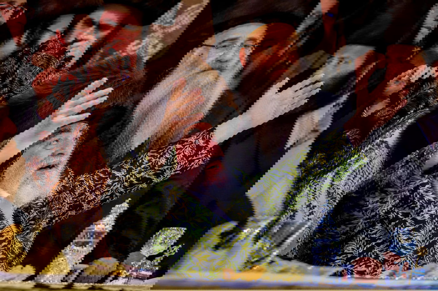 ליד שדה התעופה: אלפי בחורי ויז'ניץ חגגו שבע ברכות לנכדת האדמו"ר