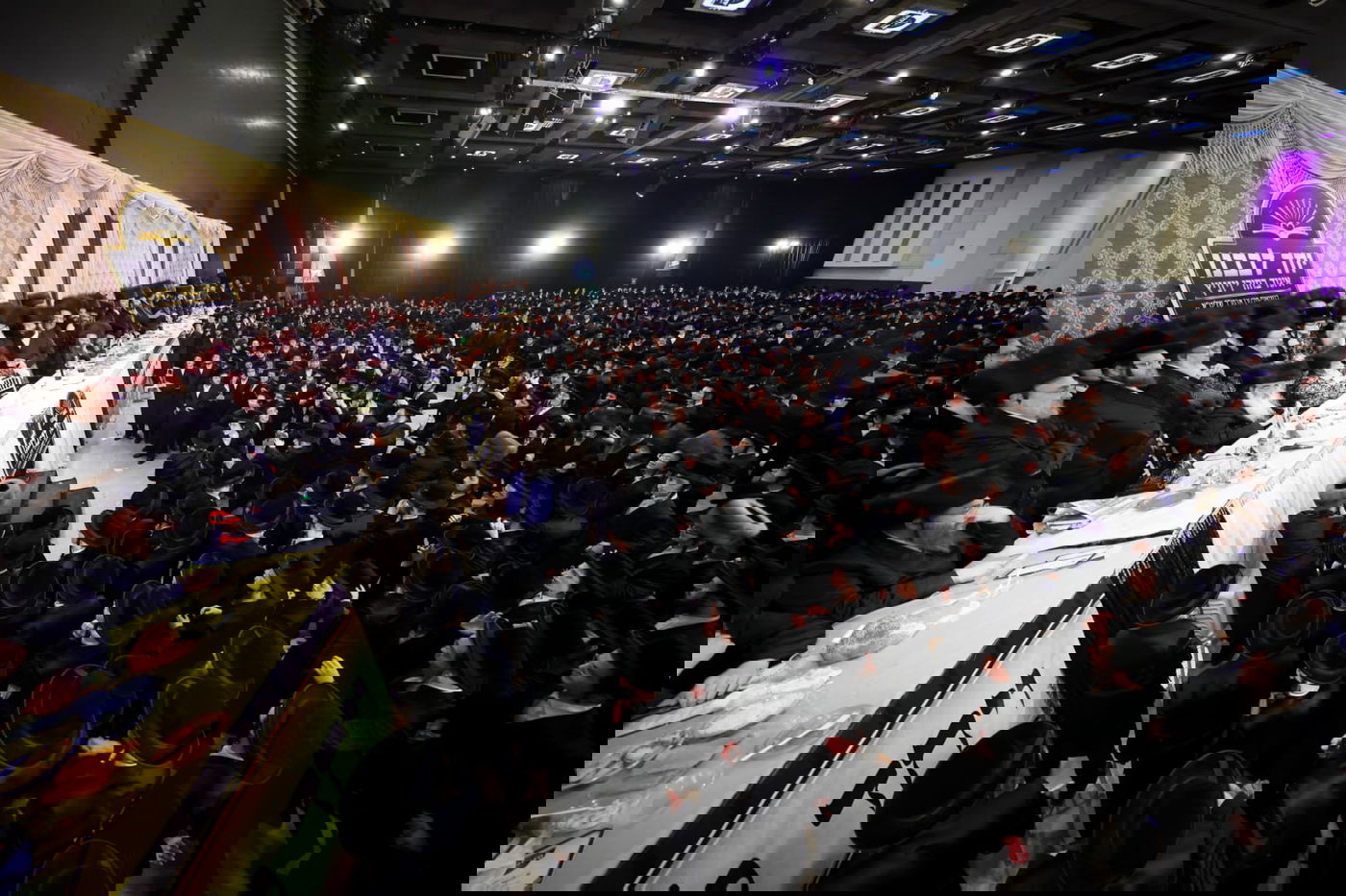 ליד שדה התעופה: אלפי בחורי ויז'ניץ חגגו שבע ברכות לנכדת האדמו"ר