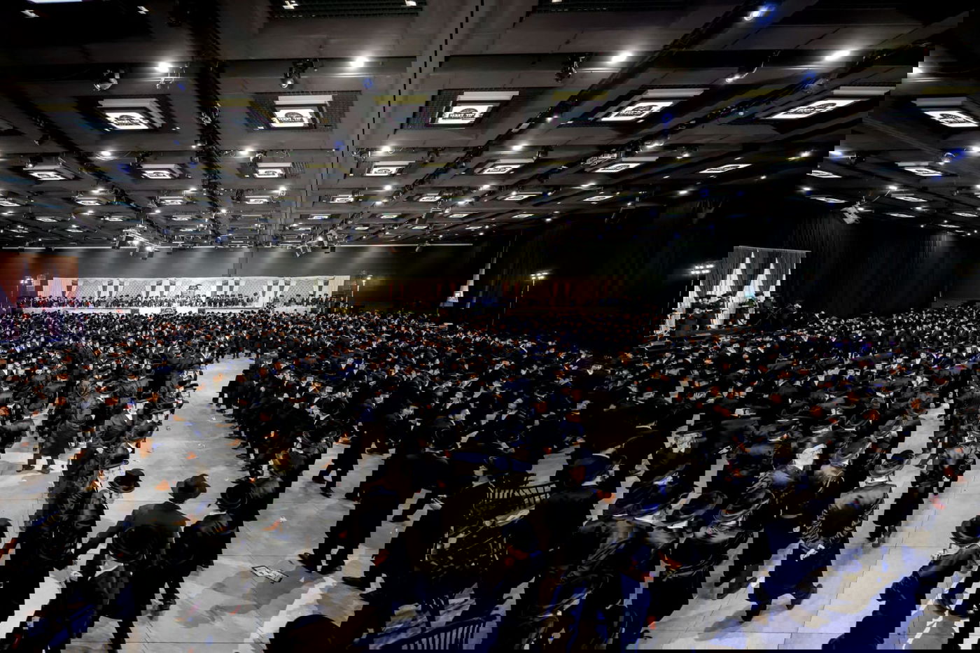 ליד שדה התעופה: אלפי בחורי ויז'ניץ חגגו שבע ברכות לנכדת האדמו"ר