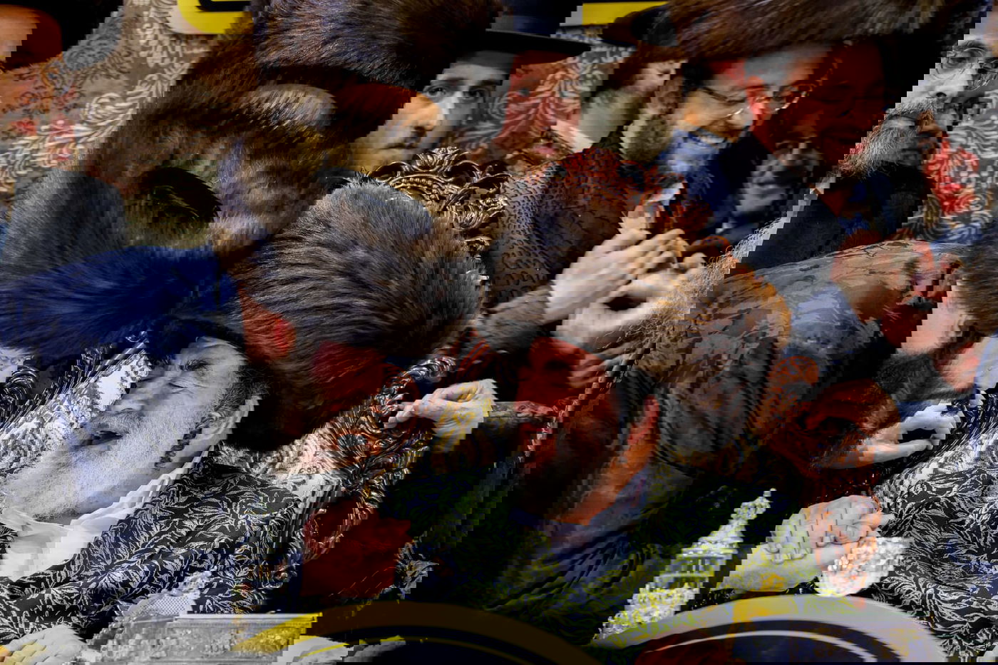 ליד שדה התעופה: אלפי בחורי ויז'ניץ חגגו שבע ברכות לנכדת האדמו"ר