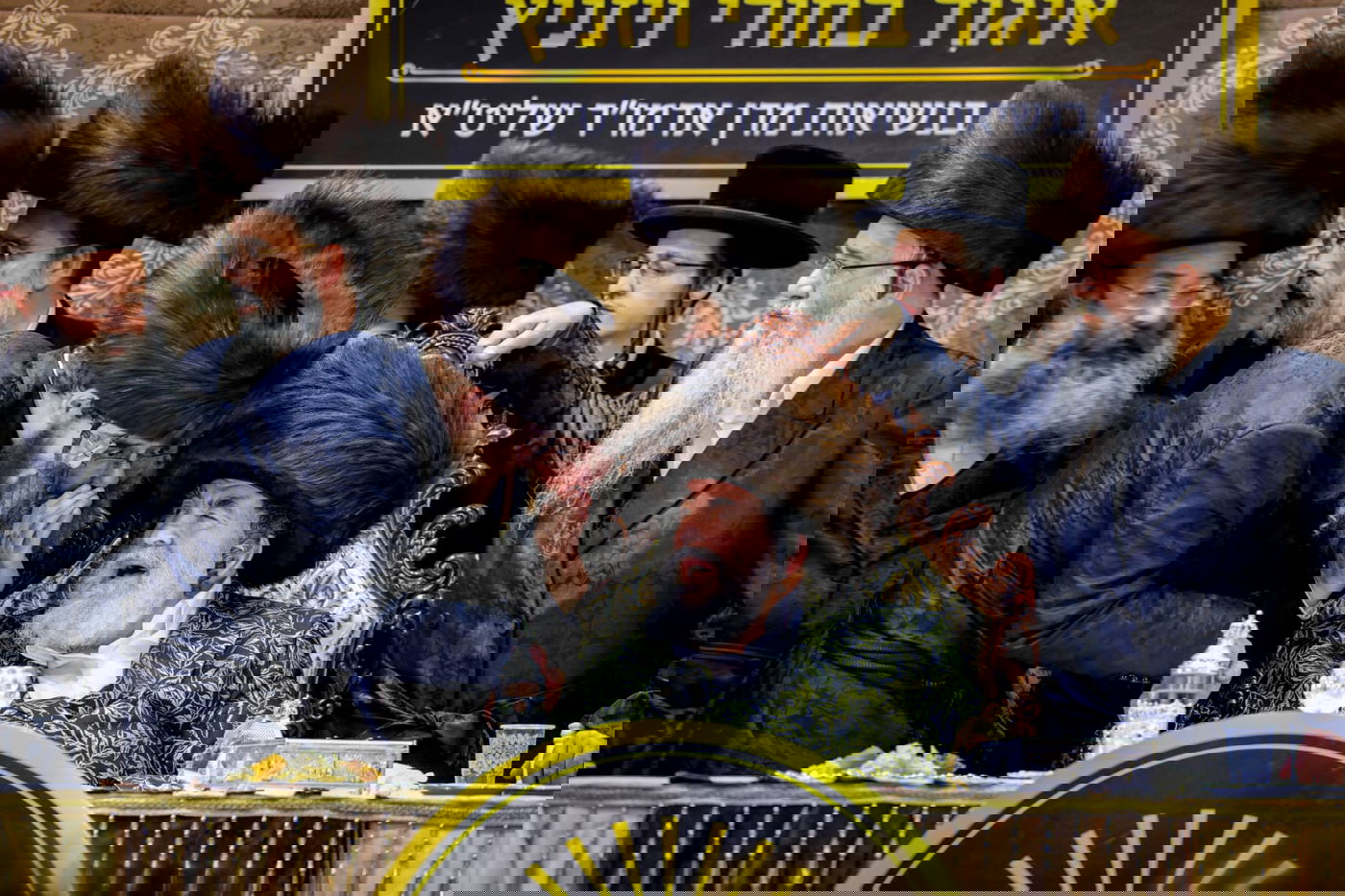 ליד שדה התעופה: אלפי בחורי ויז'ניץ חגגו שבע ברכות לנכדת האדמו"ר