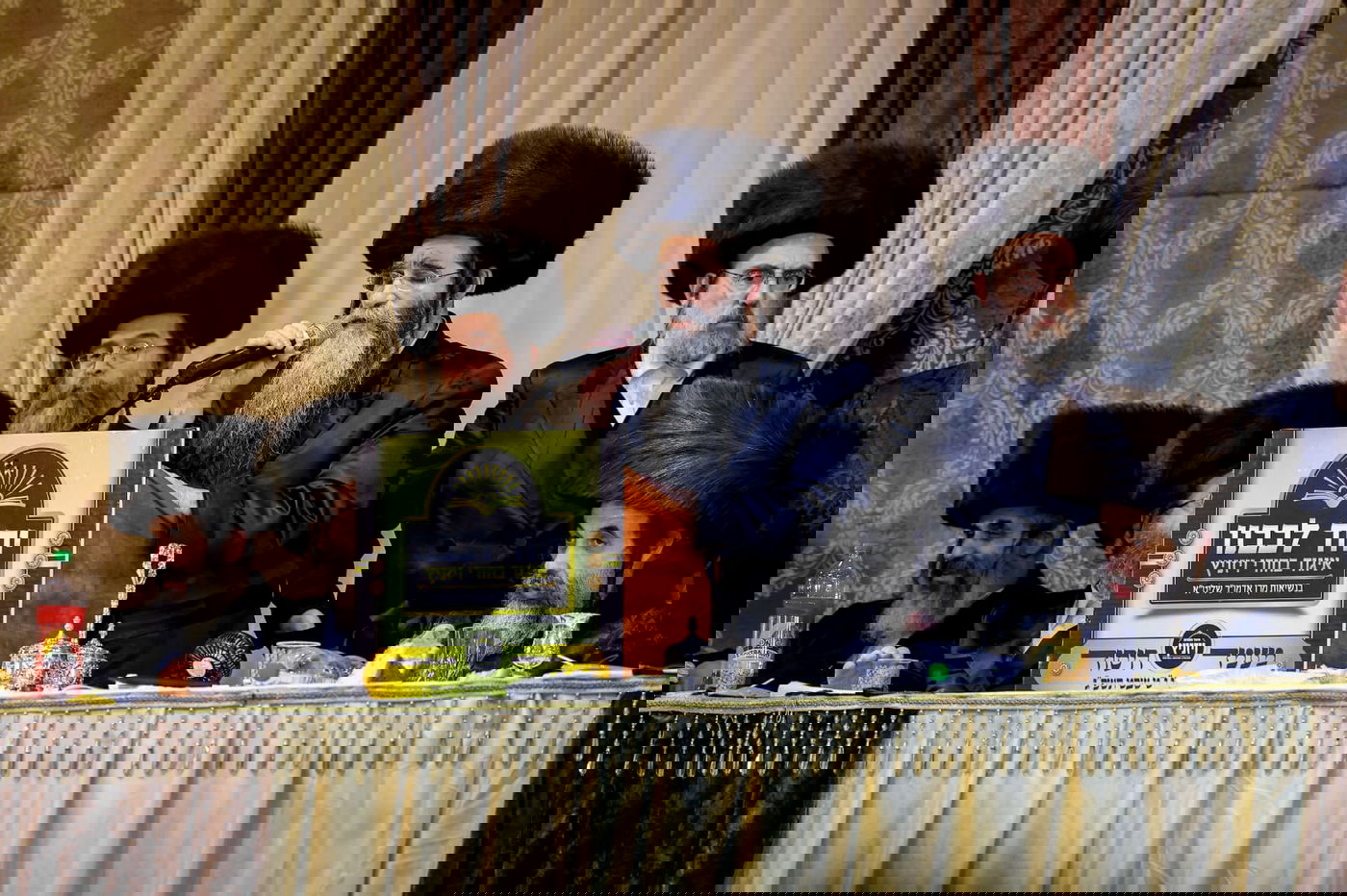 ליד שדה התעופה: אלפי בחורי ויז'ניץ חגגו שבע ברכות לנכדת האדמו"ר