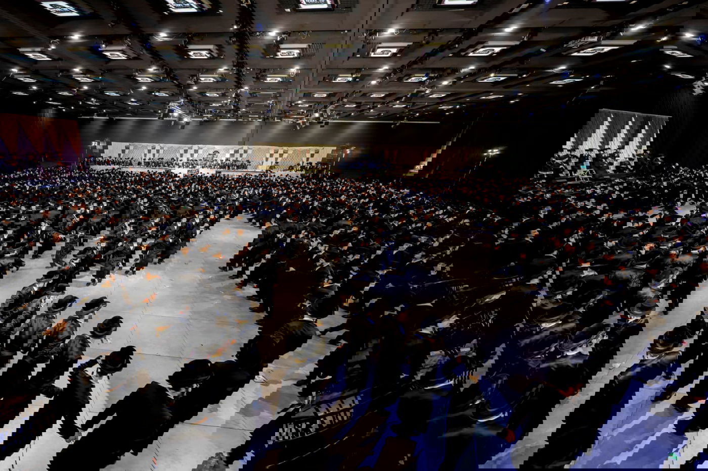 ליד שדה התעופה: אלפי בחורי ויז'ניץ חגגו שבע ברכות לנכדת האדמו"ר