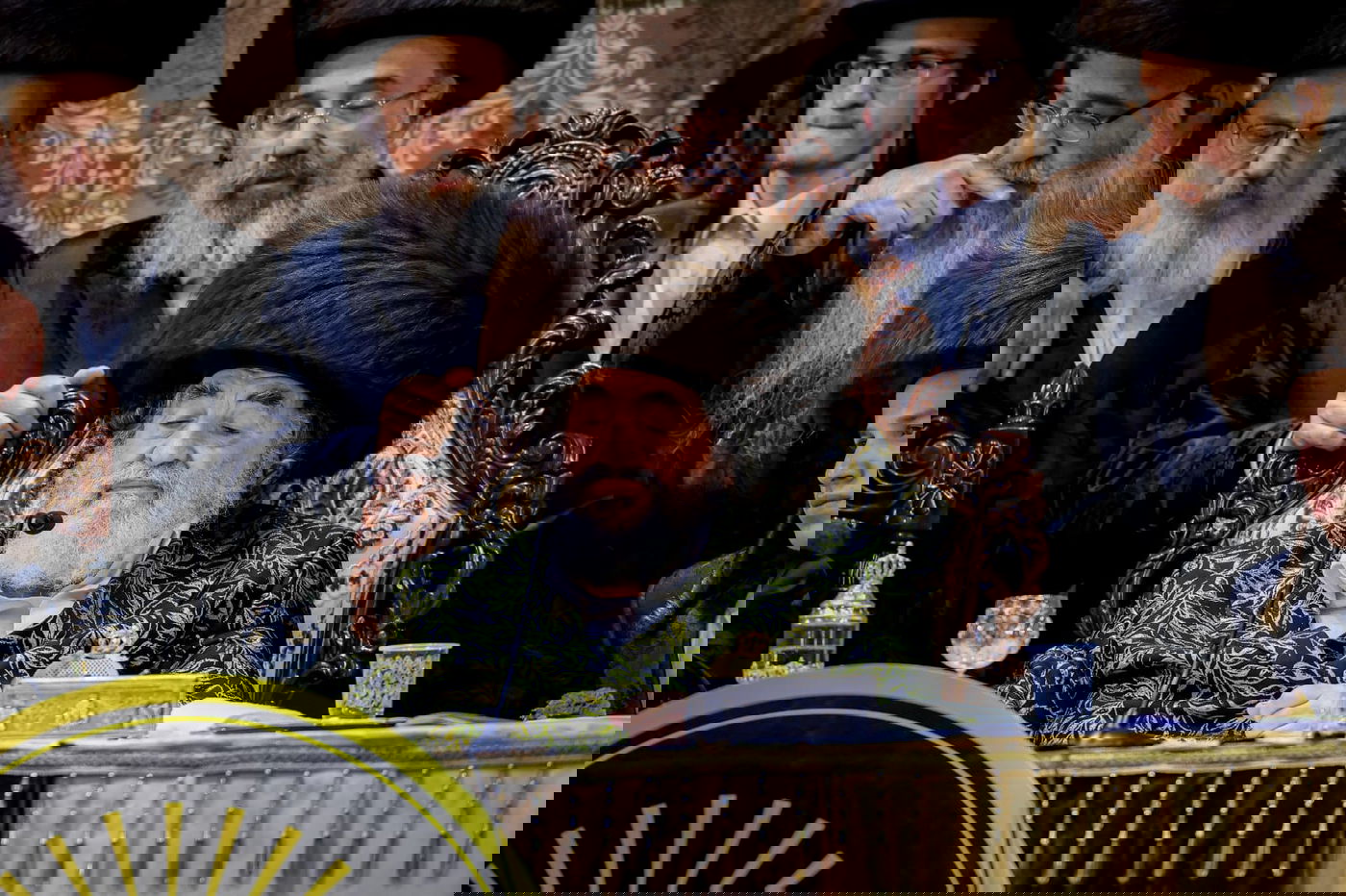 ליד שדה התעופה: אלפי בחורי ויז'ניץ חגגו שבע ברכות לנכדת האדמו"ר