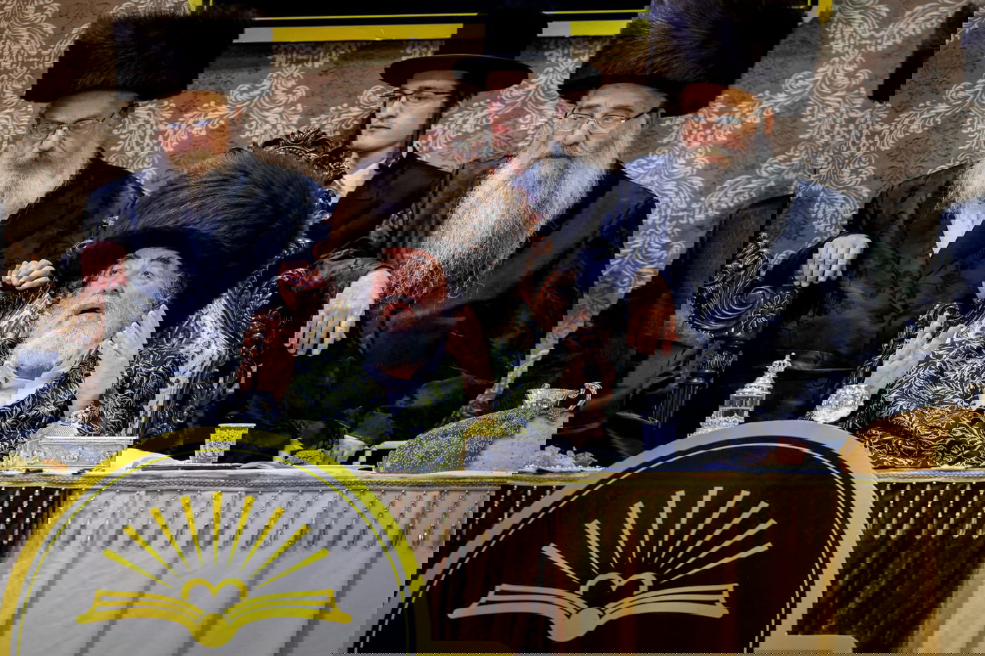 ליד שדה התעופה: אלפי בחורי ויז'ניץ חגגו שבע ברכות לנכדת האדמו"ר