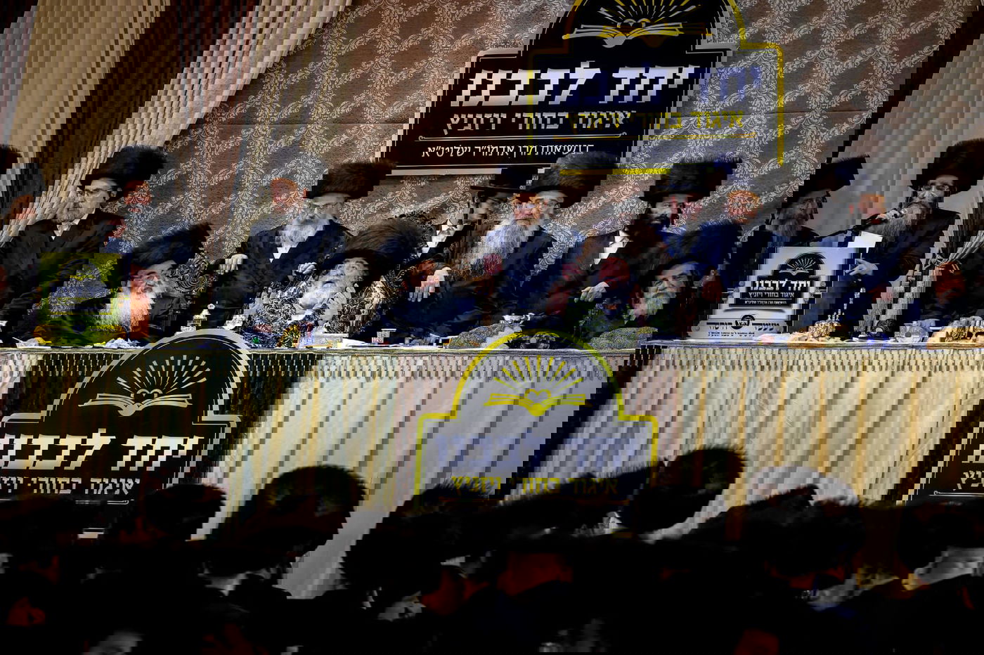 ליד שדה התעופה: אלפי בחורי ויז'ניץ חגגו שבע ברכות לנכדת האדמו"ר