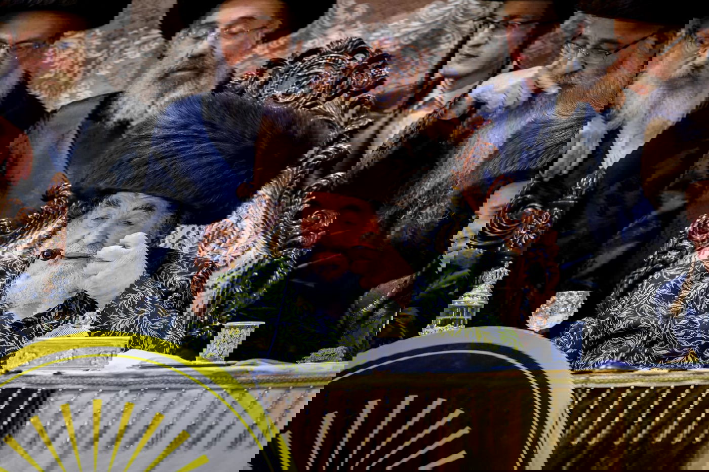 ליד שדה התעופה: אלפי בחורי ויז'ניץ חגגו שבע ברכות לנכדת האדמו"ר