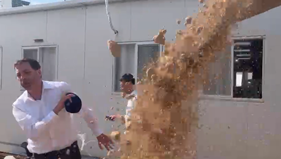 חבר המועצה הגיע לעצור השתלטות - הקבלן ניסה לדרוס