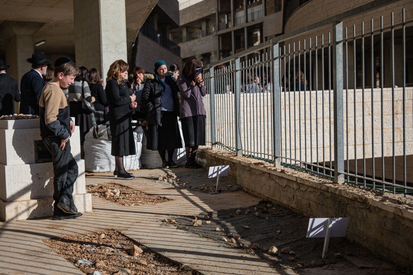 הלב כואב: בתום 'השבעה'; משפחת פאלי עלו לקבר | צפו