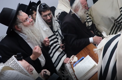 הגר"מ שטרנבוך בתפילה