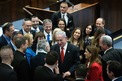 נתניהו במליאה, הערב - מקבל את פניו של ח"כ טופורבסקי