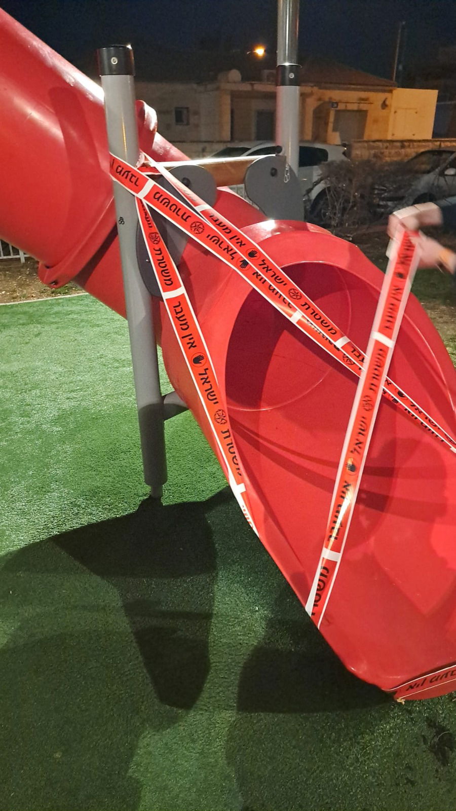 איפה החינוך? ילדים הציתו מגלשה בחיפה | תיעוד