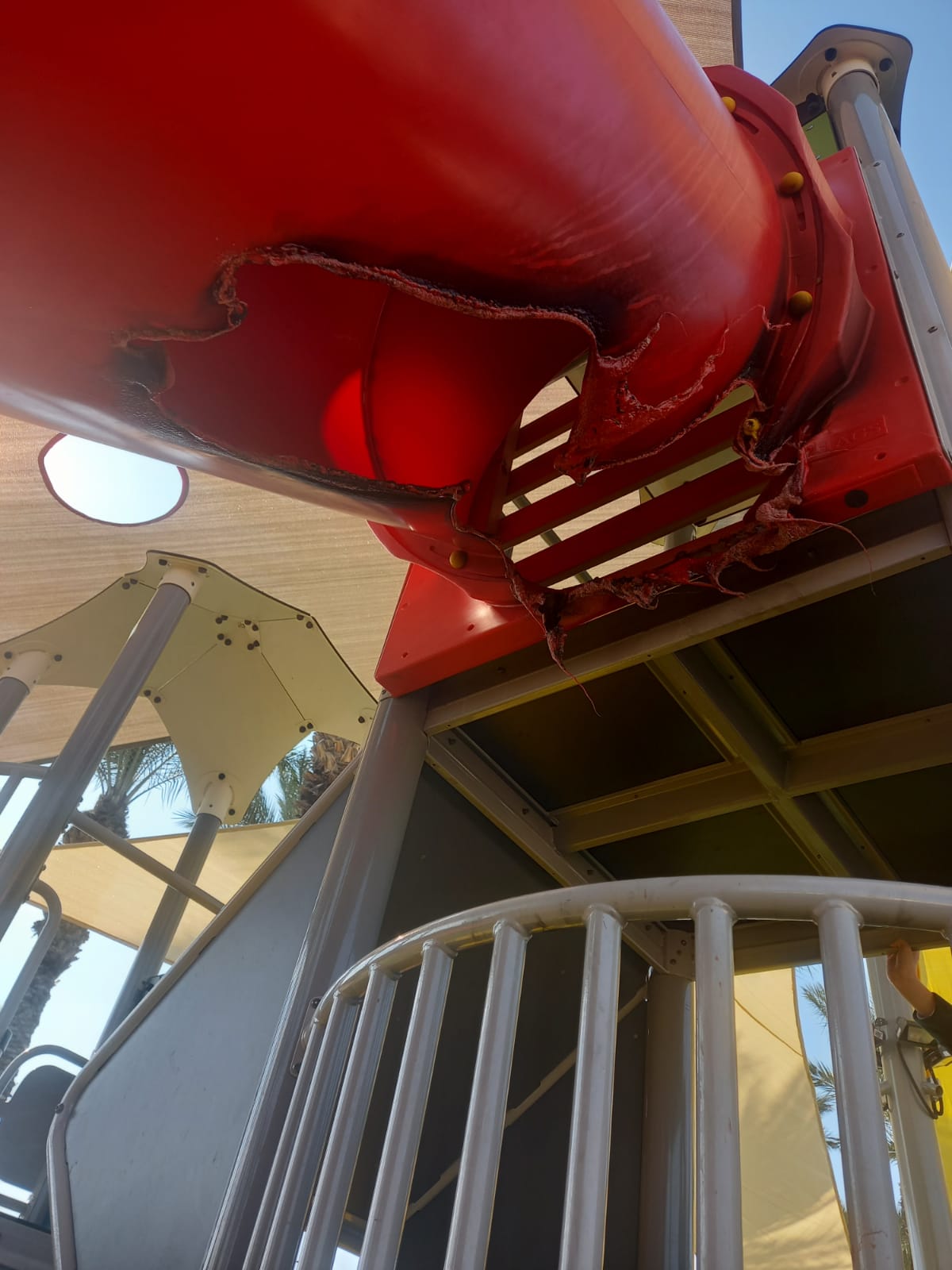 איפה החינוך? ילדים הציתו מגלשה בחיפה | תיעוד