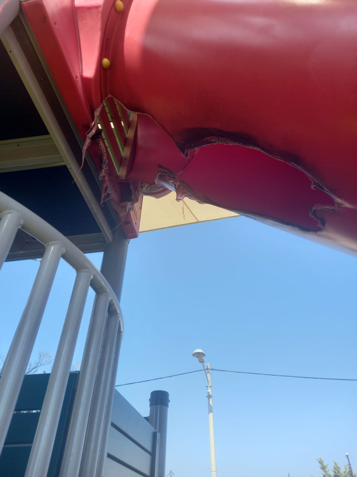 איפה החינוך? ילדים הציתו מגלשה בחיפה | תיעוד