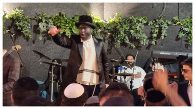 ניסים בלאק יאהב?