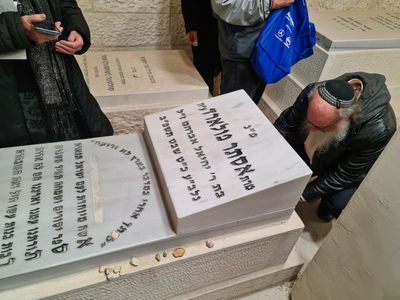 פולארד על קברה של רעייתו