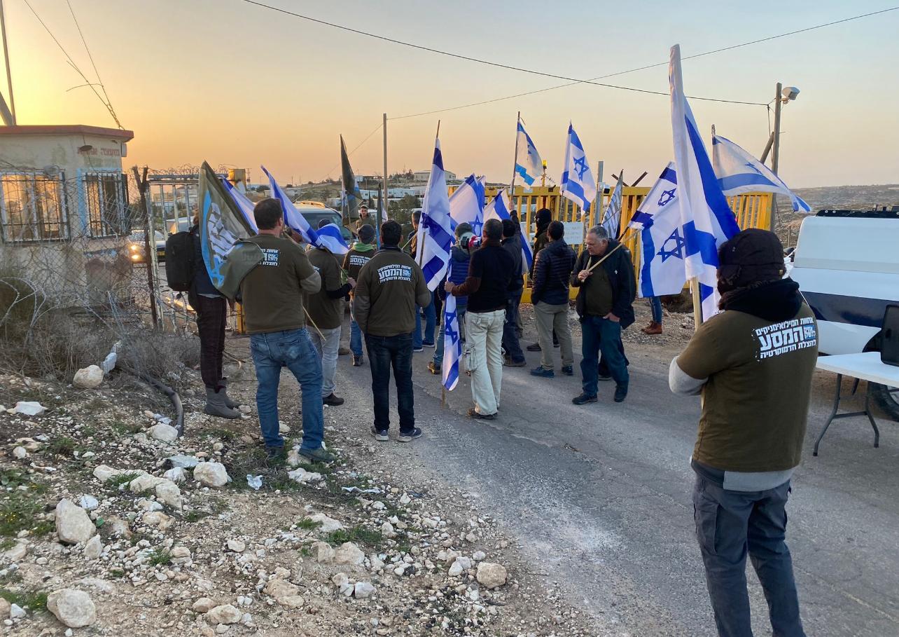 המפגינים חוסמים את היציאה של רוטמן