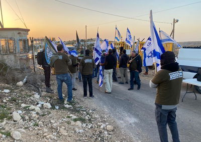 המפגינים חוסמים את היציאה של רוטמן