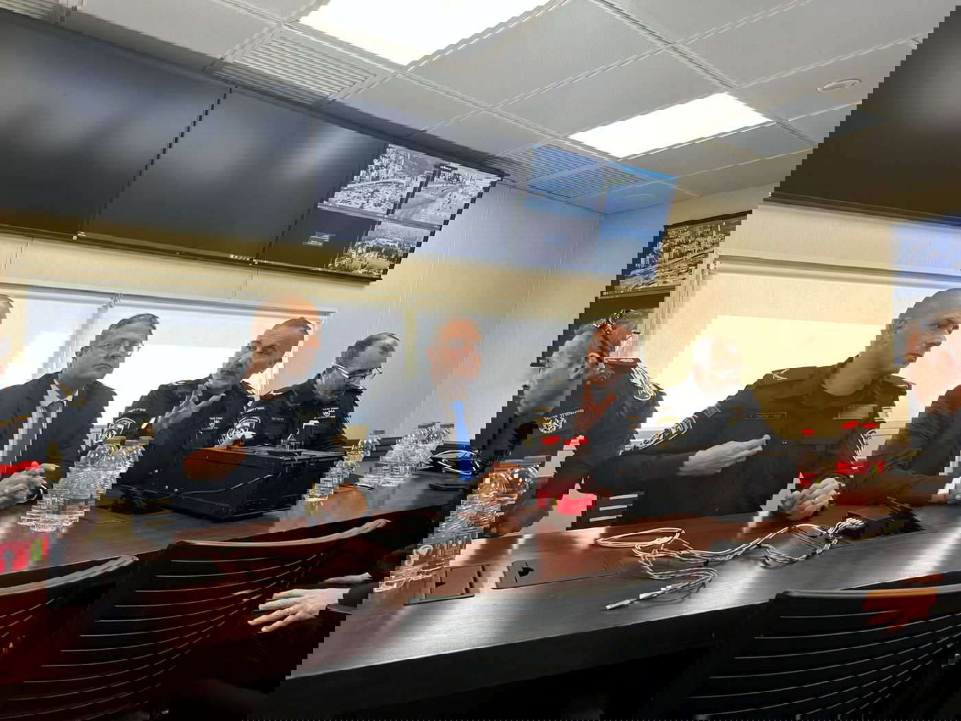 השר לביטחון לאומי איתמר בן גביר בהערכת מצב בחפ"ק המשטרתי בירושלים יחד עם מפקד מחוז ירושלים ניצב דורון תורג'מן