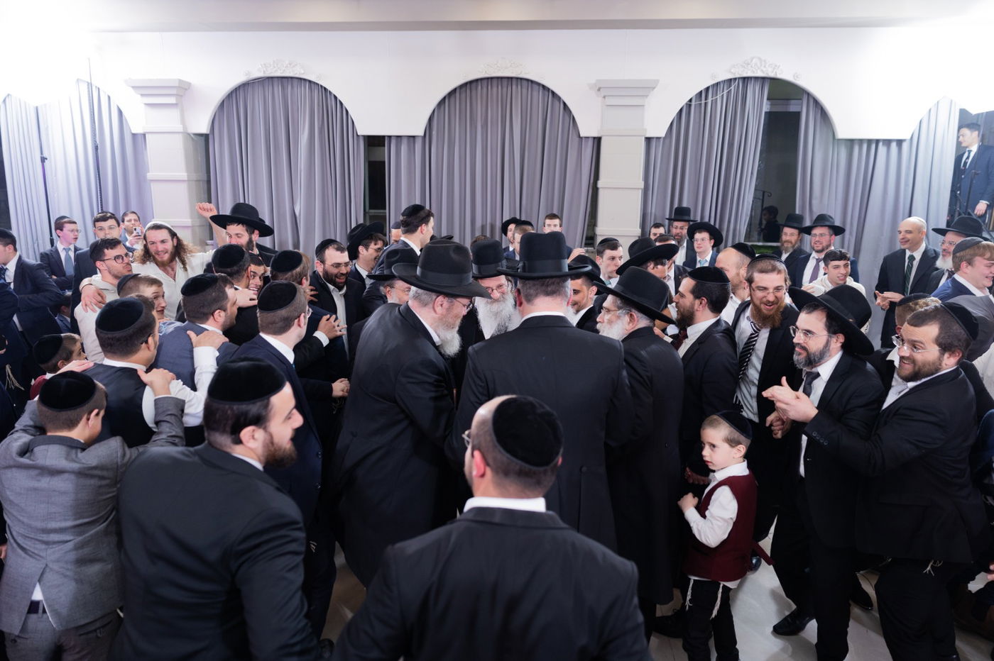 רבנים ואישי ציבור בחתונת ילדיהם של ראשי המוסדות
