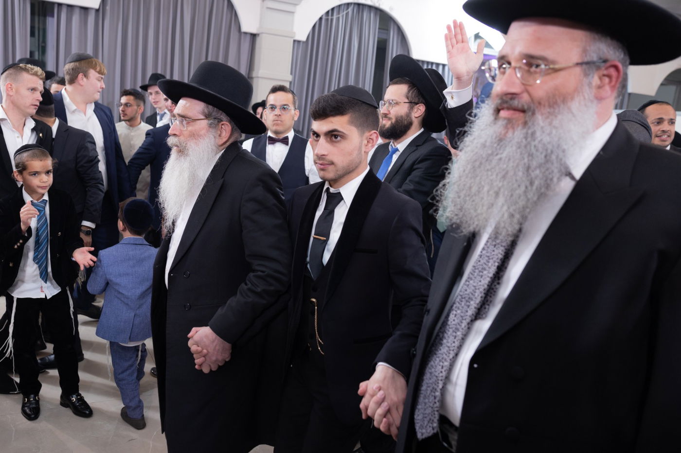 רבנים ואישי ציבור בחתונת ילדיהם של ראשי המוסדות