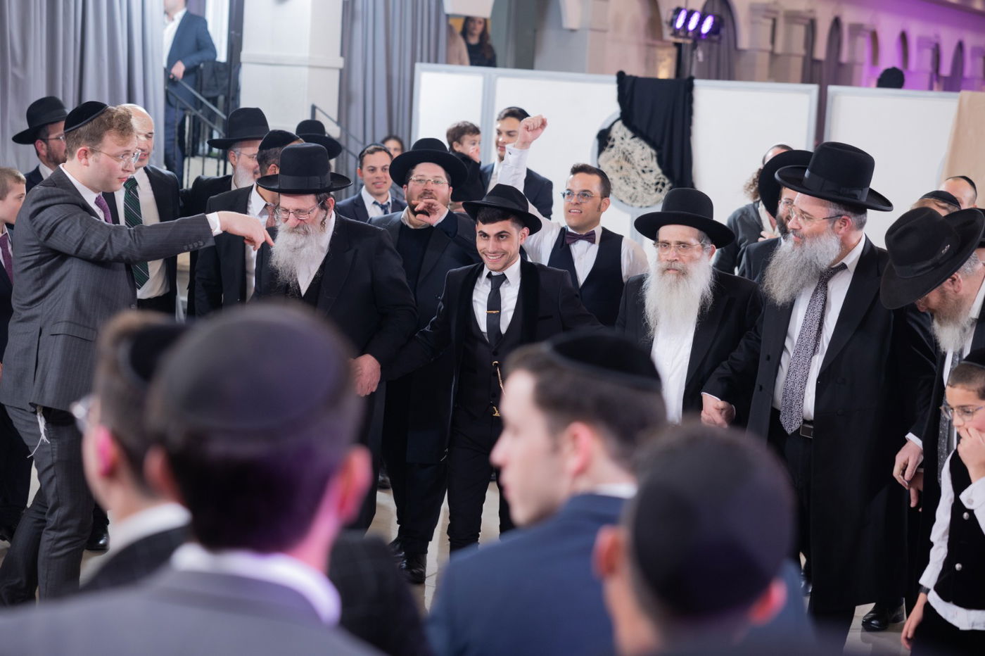 רבנים ואישי ציבור בחתונת ילדיהם של ראשי המוסדות