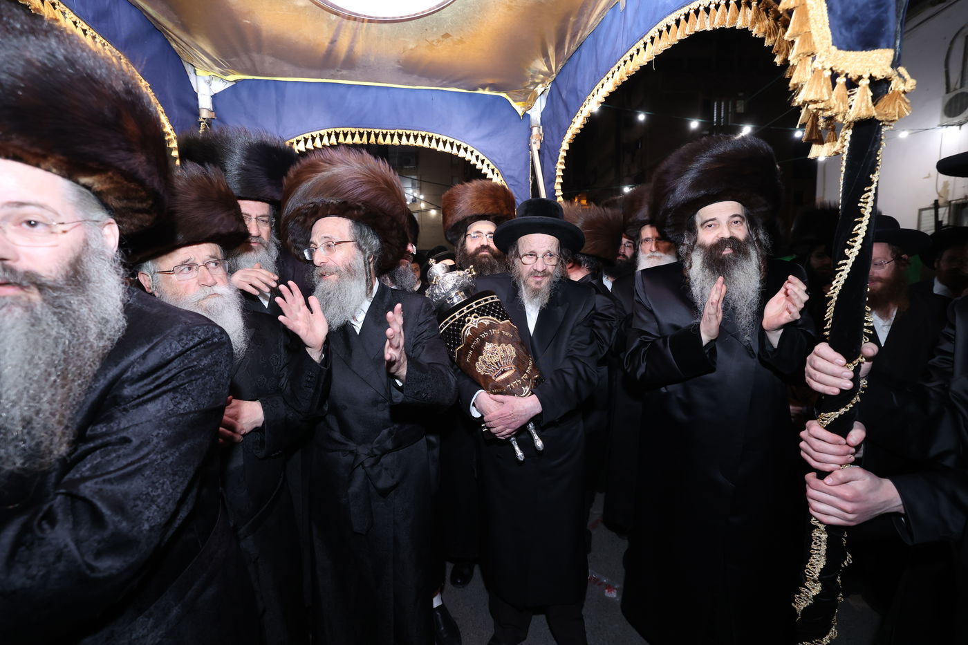 לזכרו של הרבי זצ"ל: בזוטשקא הכניסו ספר תורה חדש