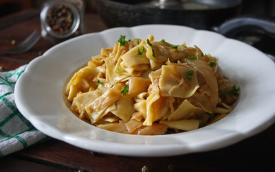 אטריות עם כרוב מטוגן ופרמזן