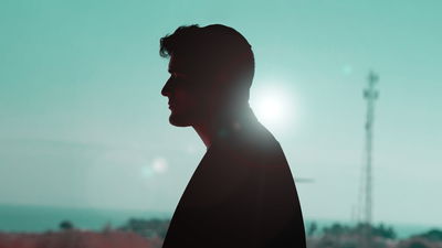 קובי ברומר בסינגל קליפ חדש: "יהודי אף פעם לא לבד"