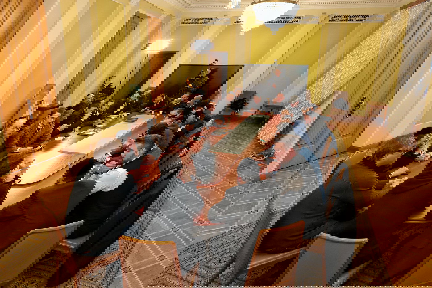 היועץ הבכיר של זלנסקי לגלג על בנט: "שימשיך לספר סיפורים"