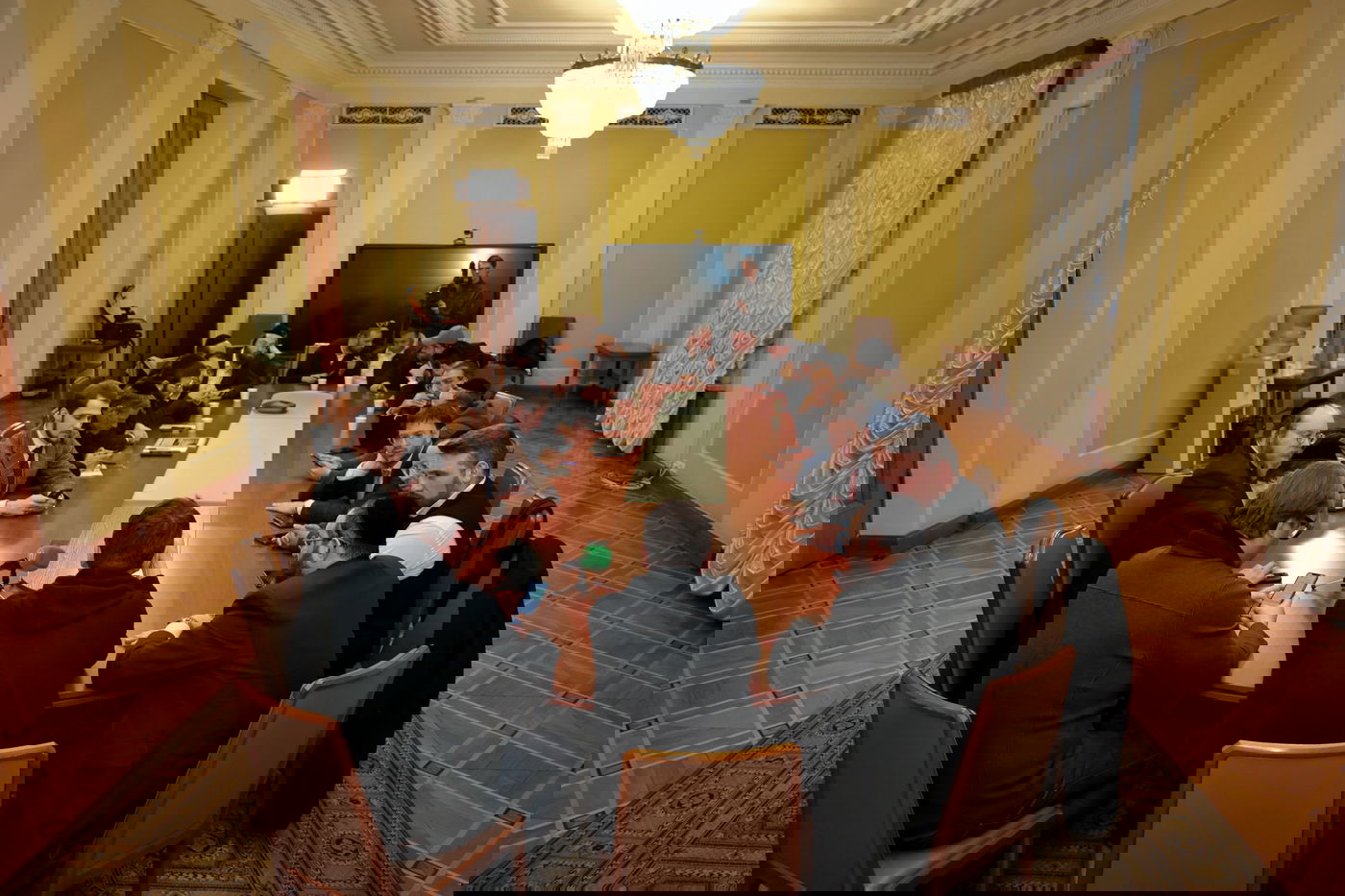 היועץ הבכיר של זלנסקי לגלג על בנט: "שימשיך לספר סיפורים"